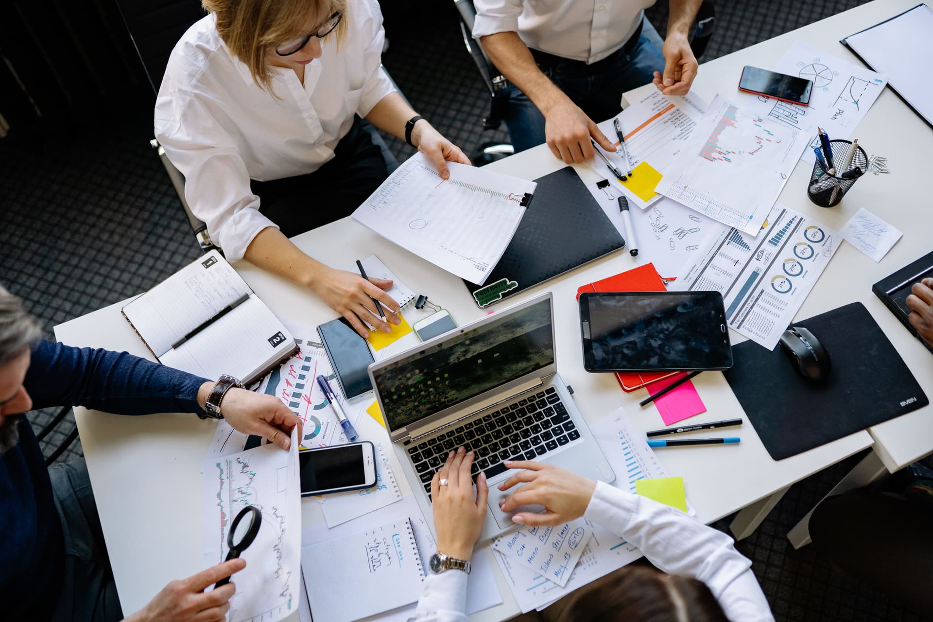 Mengapa Digitalisasi Bukan Lagi Pilihan, Melainkan Kebutuhan Bisnis Modern